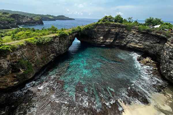 Obyek Wisata Broken Beach Nusa Penida Barat with Nusa Penida Link